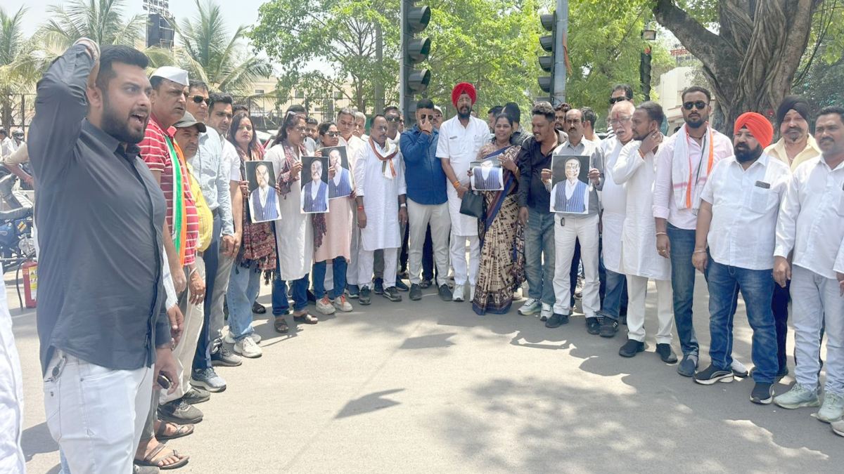 खड़गे को ‘पागल’ कहने पर भड़के कांग्रेसी, असम के सीएम हिमंत बिस्वा का जलाया पुतला, कहा – दलित नेता का अपमान नहीं करेंगे बर्दाश्त