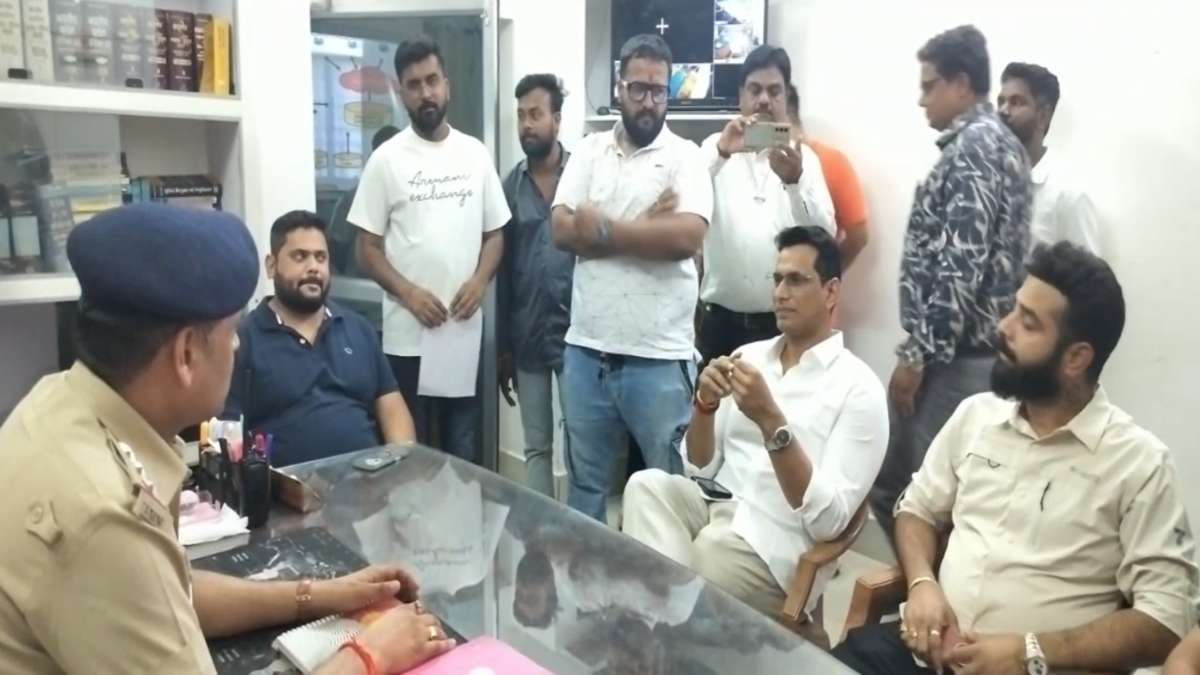 MMS कांड : विधायक देवेंद्र यादव ने थाने में दिया फोटो और वीडियो का सैंपल, कहा – दबाव में नोटिस-नोटिस खेल रही पुलिस