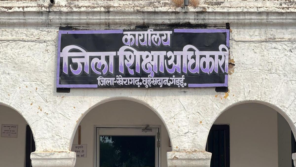 निजी स्कूलों की मनमानी पर प्रशासन का शिकंजा : फीस को लेकर डीईओ ने जारी किया कड़ा आदेश, किताब कारोबार पर भी रोक