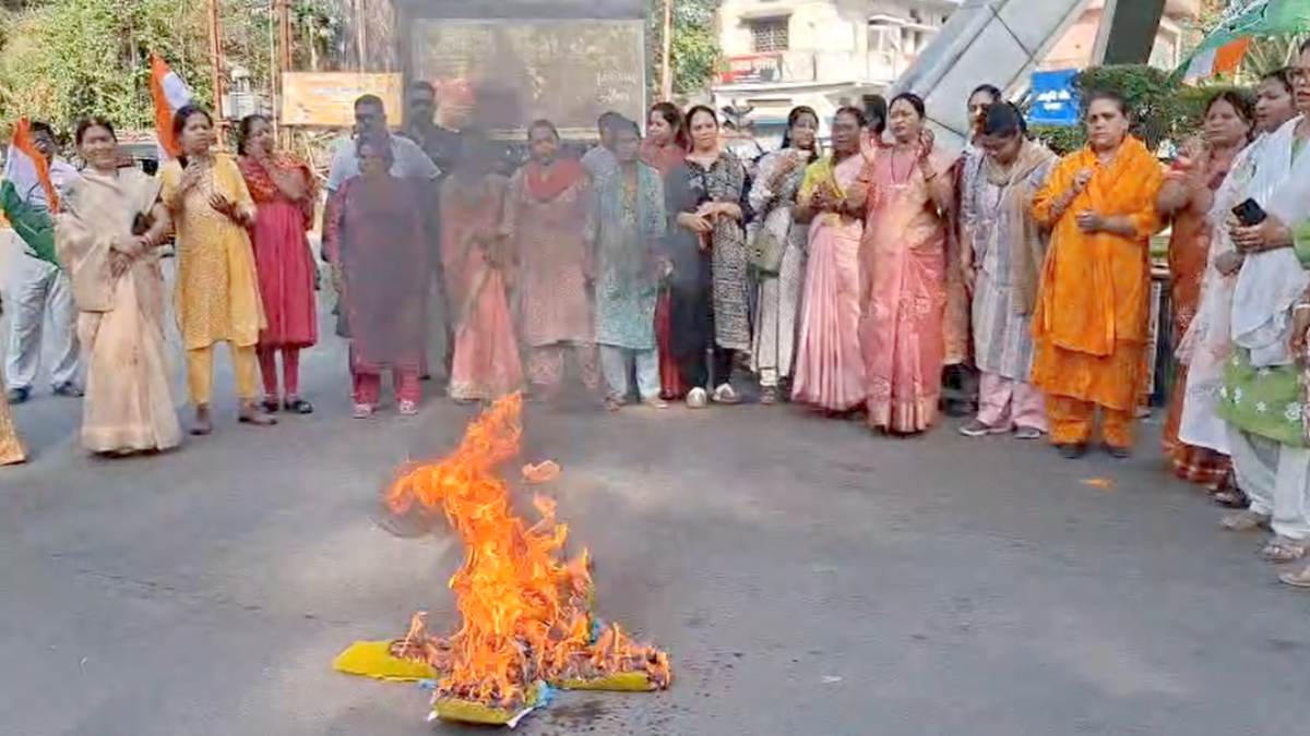 साड़ी खरीदी में 9.7 करोड़ घोटाले का आरोप, महिला कांग्रेस ने फूंका मंत्री लक्ष्मी राजवाड़े का पुतला