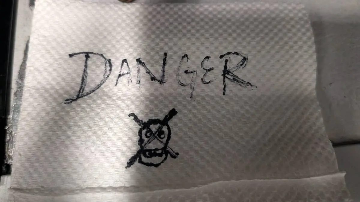 इंडिगो फ्लाइट 911 के वॉशरूम में DANGER लिखा टिश्यू मिलने से मचा हड़कंप, मुंबई एयरपोर्ट पर फैली बम की अफवाह