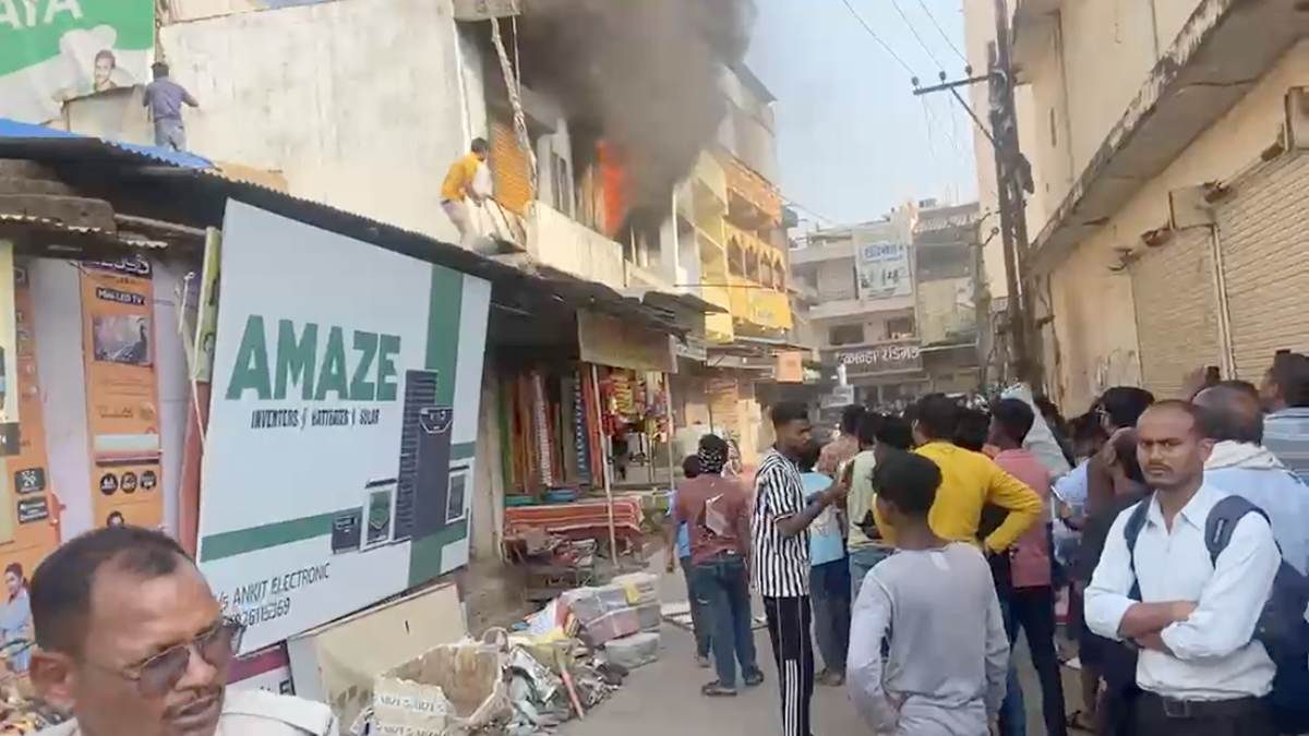 आग लगने से दो दुकानें जलकर खाक, फायर ब्रिगेड की मशीन खराब होने से बढ़ी परेशानी, देखें VIDEO…