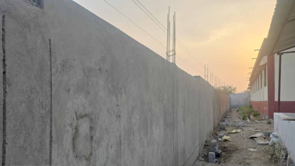 बच्चों की सुरक्षा से खिलवाड़ : बालक आश्रम के बाउंड्रीवाल निर्माण में घटिया मटेरियल का उपयोग, दीवार में आई दरारें, हादसे का खतरा