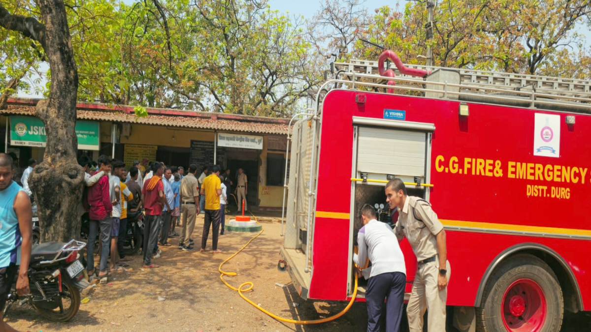 जिला सहकारी बैंक में लगी आग : बंदरों की उछल-कूद से हुआ शॉर्ट सर्किट, कंप्यूटर और जरूरी दस्तावेज जलकर खाक