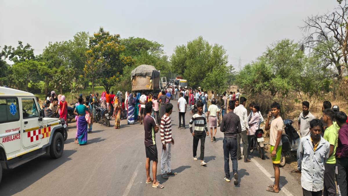 CG Accident : ट्रेलर की टक्कर से स्कूटी सवार महिला की मौत, पति और बच्चे घायल, आक्रोशित ग्रामीणों ने किया चक्काजाम