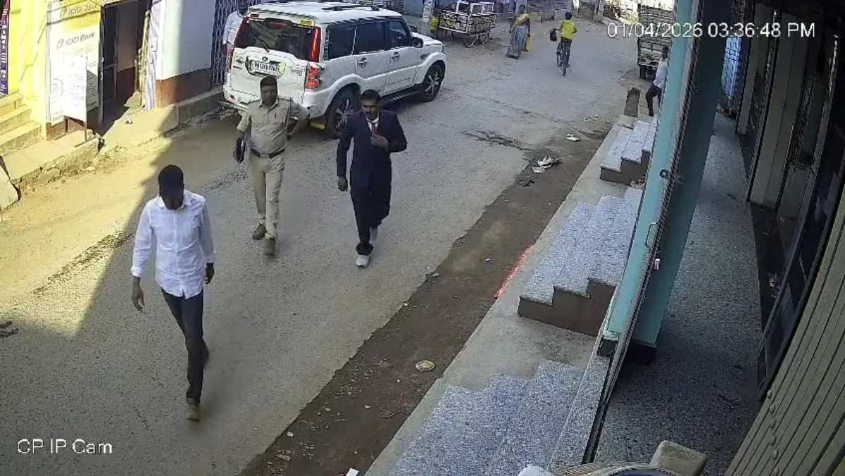 गिरिडीह में फर्जी GST ऑफिसर बनकर की लाखों की लूट, 15 मिनट में 20 लाख के जेवर लेकर फरार, आरोपी गिरफ्त से बाहर