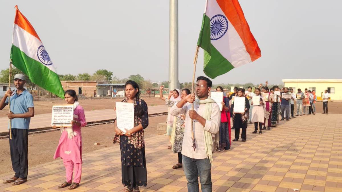 डीएड अभ्यर्थियों के आमरण अनशन का 112वां दिन : अंबेडकर जयंती पर निकाली संविधान रैली को गेट पर ही पुलिस ने रोका, अभ्यर्थियों ने कहा – सहायक शिक्षक पदों पर नियुक्ति के लिए जारी रहेगा आंदोलन