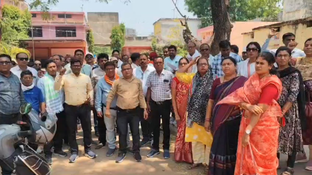 शिक्षकों ने बीईओ के खिलाफ खोला मोर्चा, रिश्वत मांगने और अनियमितताओं के आरोप लगाते हुए किया कार्यालय का घेराव