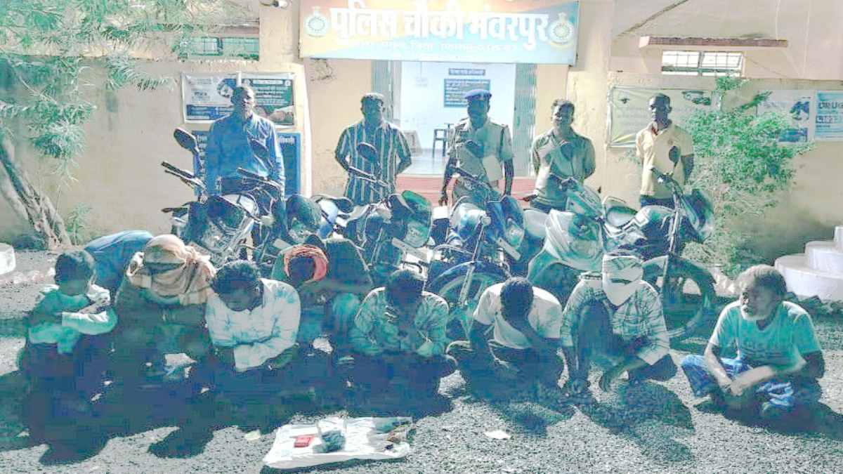 जुए की फड़ पर पुलिस की रेड, 9 जुआरी गिरफ्तार, ₹1.36 लाख की संपत्ति जब्त