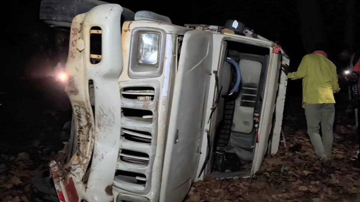 शादी की खुशियां मातम में बदली : पेड़ से टकराई बारात जा रही पिकअप, एक की मौत, दो लोगों की हालत गंभीर