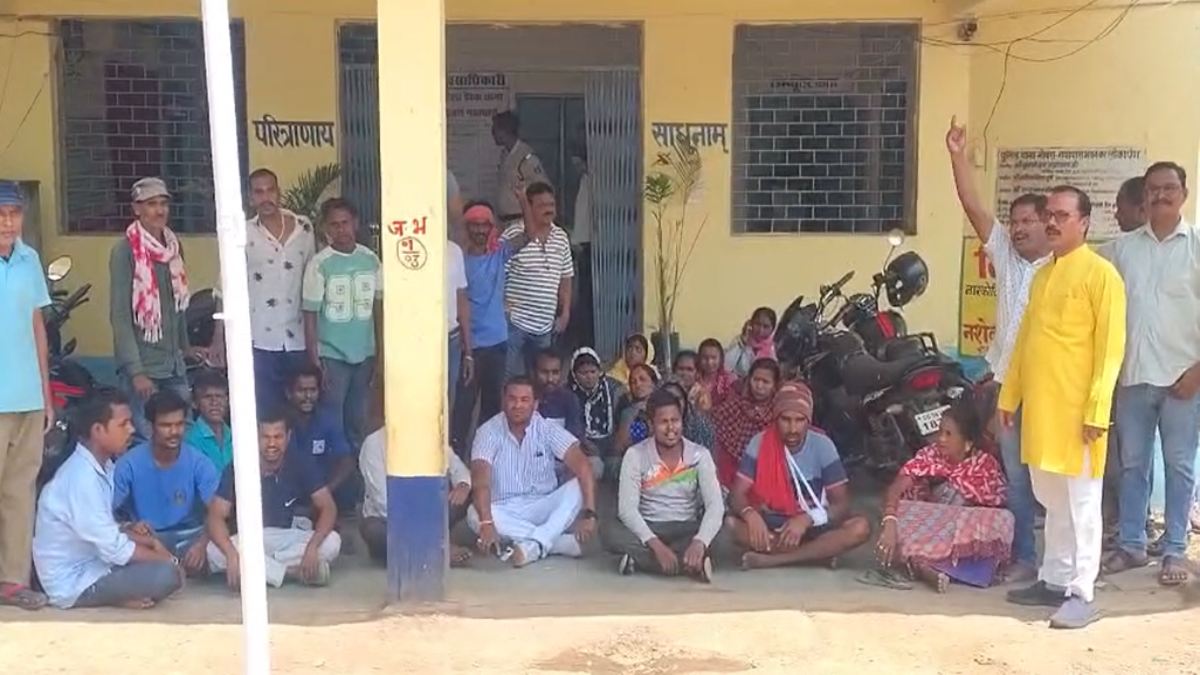 पुलिसकर्मी की पिटाई से सफाई कर्मचारी का हाथ फ्रैक्चर, परिजनों ने लगाया आरोप, कांग्रेस पार्षदों ने कहा – दोषी आरक्षक पर हो कार्रवाई