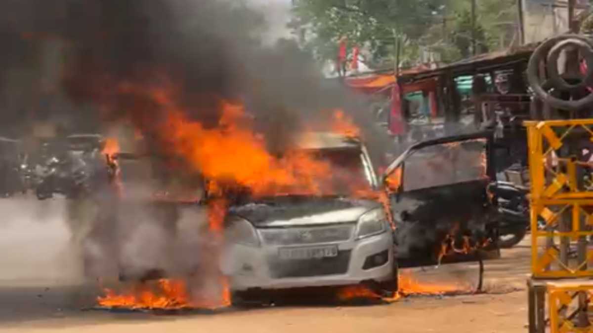 चलती कार में लगी आग, चालक ने कूदकर बचाई जान, देखें VIDEO…