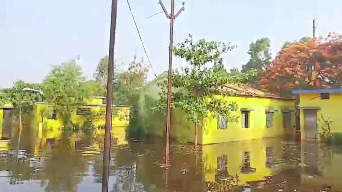 भीषण गर्मी में बाढ़ के हालात! : विभाग की लापरवाही से गांव में घुसा नहर का पानी, प्रशासन से तत्काल राहत की मांग, देखें VIDEO…