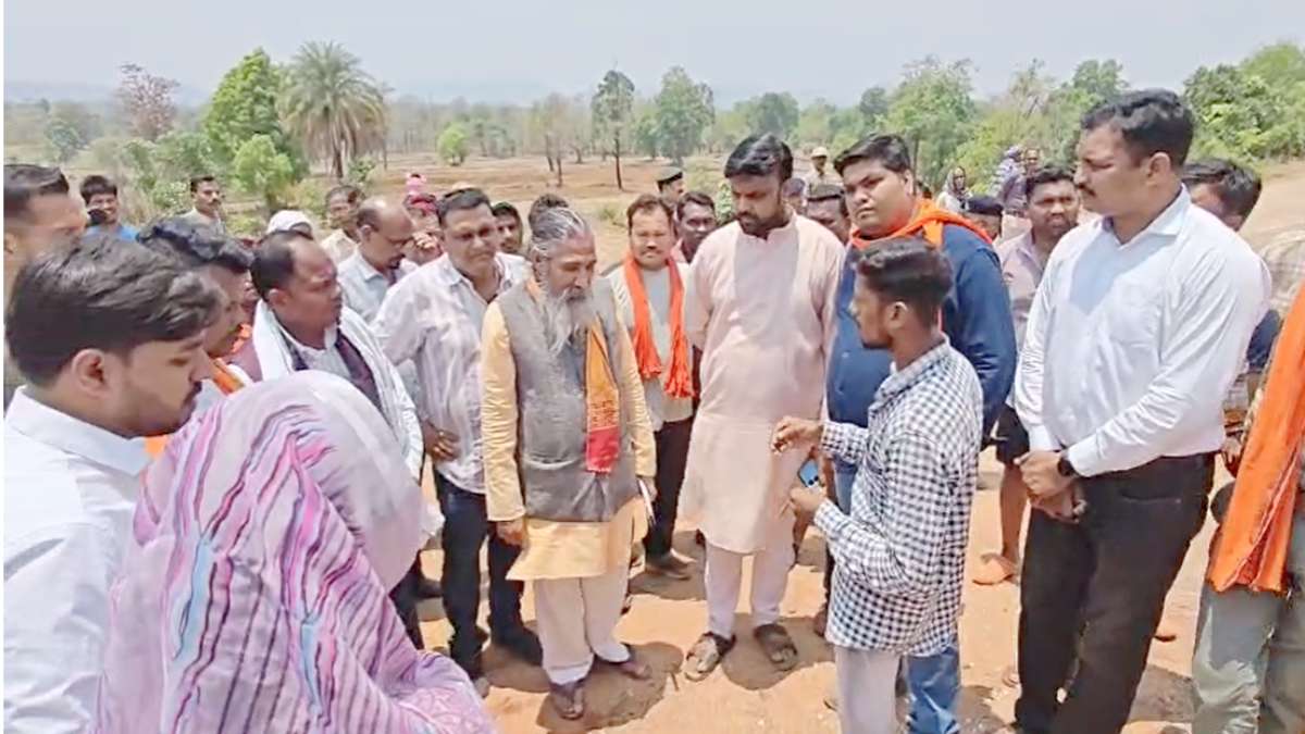 कांकेर सांसद का विवादित बयान : खदान में मलबा धंसने की घटना पर निरीक्षण करने गए भोजराज नाग, प्रबंधन को लगाई फटकार, देखें Video…