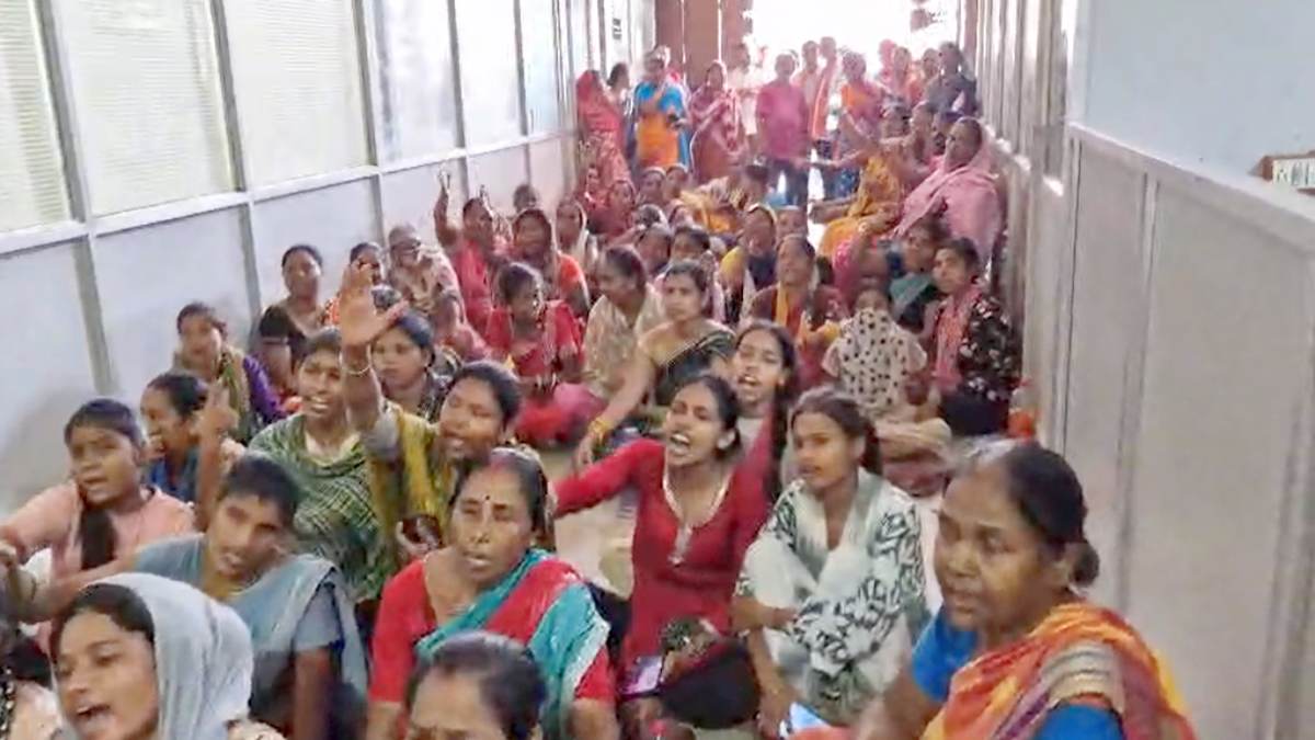 रायपुर में पानी के लिए तरस रहे लाेग : कांग्रेसियों के साथ नगरवासियों ने घेरा जोन कार्यालय, तीन दिन में समस्या दूर नहीं हुई तो करेंगे बड़ा प्रदर्शन