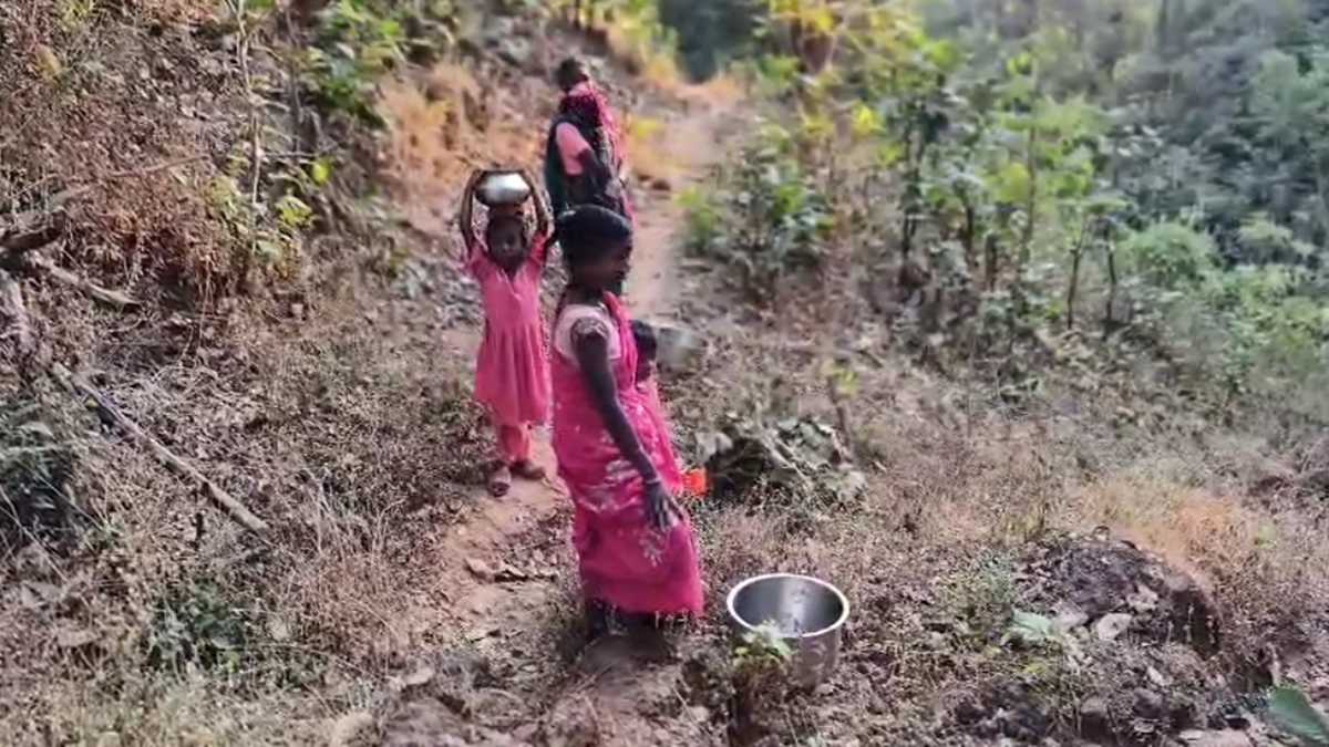 गर्मी शुरू होते ही गहराया पेयजल संकट, गांव से दो किमी दूर झिरिया से पानी ला रहे ग्रामीण