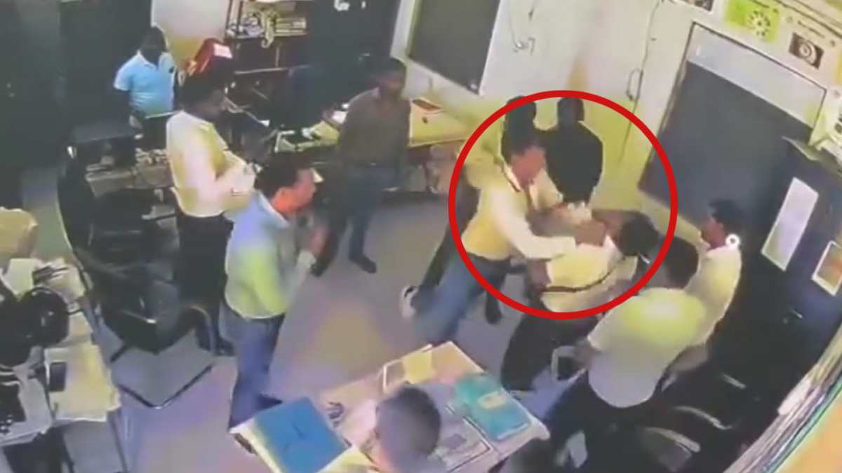 कृषि अधिकारी ने पत्रकार और वकील से की मारपीट, VIDEO हो रहा वायरल