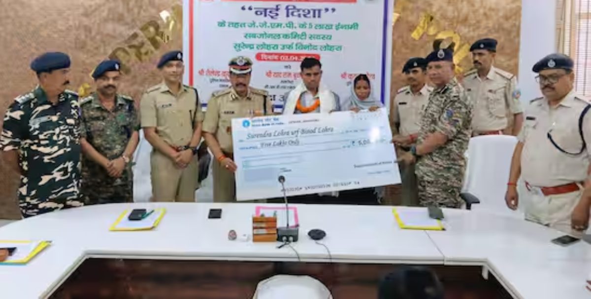 झारखंड पुलिस: लातेहार में 5 लाख के इनामी हार्डकोर नक्सली का सरेंडर, 20 साल से था सक्रिय, मुखिया से जमीन विवाद के कारण उठाया था हथियार