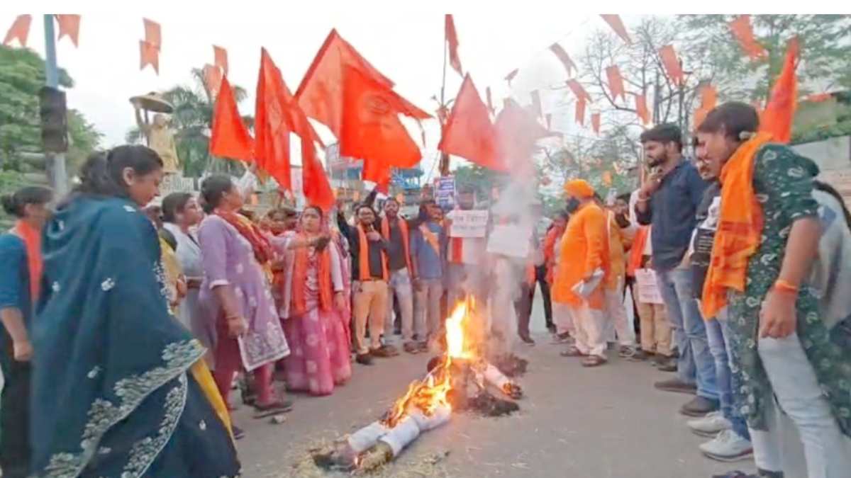 रायपुर में बजरंग दल और विहिप का प्रदर्शन, धर्मांतरण का किया विरोध, टीसीएस कंपनी का फूंका पुतला