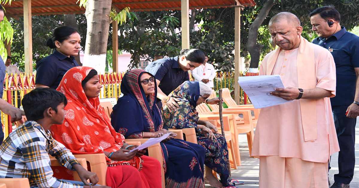 CM योगी ने लगाया जनता दर्शन, एक-एक करके सुनी सबकी फरियाद, अधिकारियों को त्वरित निस्तारण के दिए निर्देश