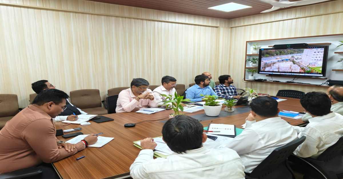 पीएम यूनिटी मॉल 46 प्रतिशत बनकर तैयार, सचिव आवास डॉ आर राजेश कुमार ने निर्माण कार्यों की समीक्षा, कहा- निर्धारित समय में सारे काम पूरा करें