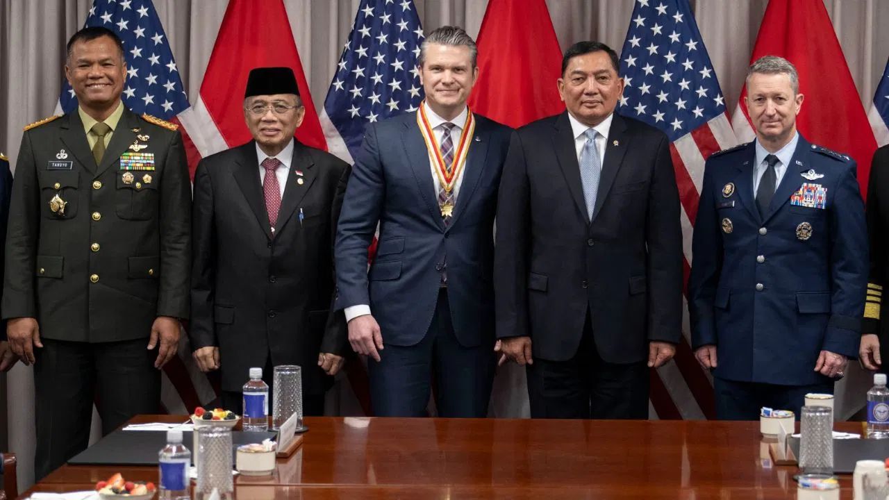 इधर ईरान पूरी ताकत के साथ अमेरिका से कर रहा जंग, उधर दुनिया के सबसे बड़े मुस्लिम देश इंडोनेशिया ने टेके घुटने ; अब ड्रगन पर ट्रंप रख सकेंगे नजर