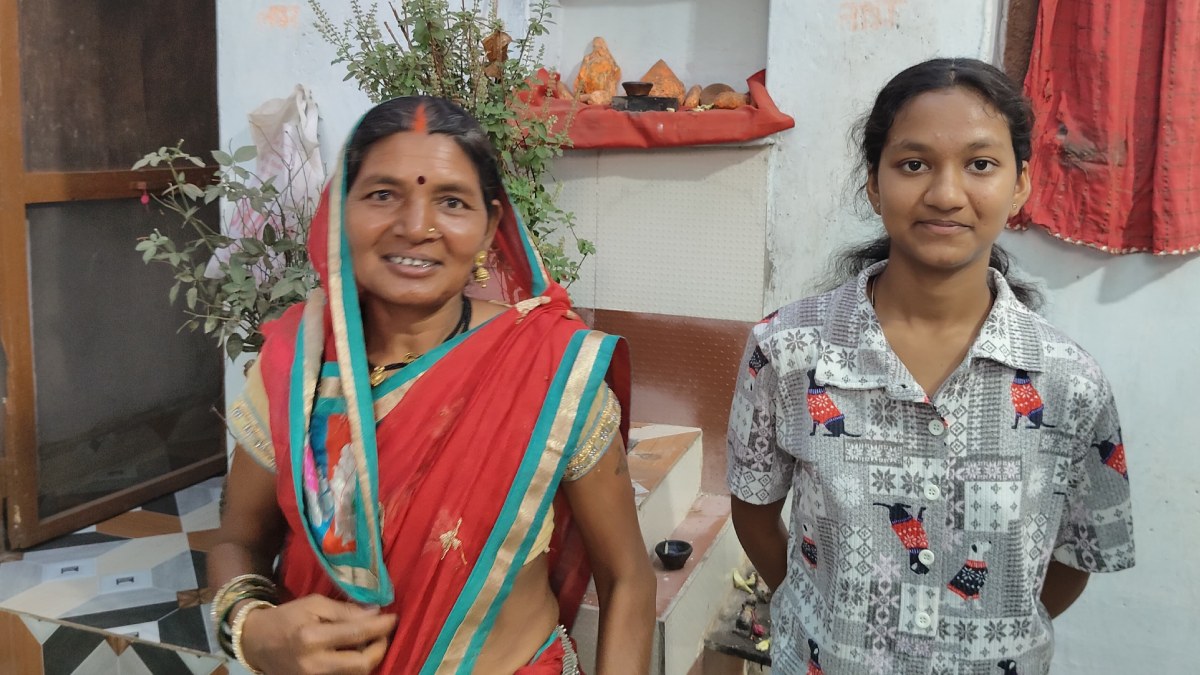 ईंट भट्ठे में मजदूरी करने वाली मां की बेटी ने किया कमाल, कल्पना यादव ने 10वीं में 98.67% अंक हासिल कर प्रदेश में पाया तीसरा स्थान, IAS बनने का है सपना