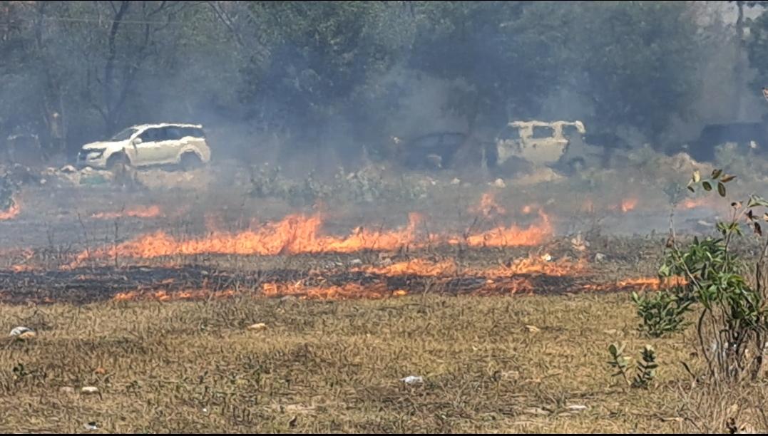 करनाल में भड़की भीषण आग: वकीलों के चैंबर और पार्किंग तक पहुंचने वाली थी लपटें, फायर ब्रिगेड ने टाला बड़ा हादसा