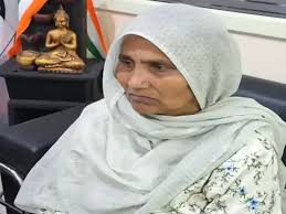 फैमिली आईडी में गलती बनी मुसीबत, बुजुर्ग महिला को नहीं मिल रहा राशन और सरकारी लाभ