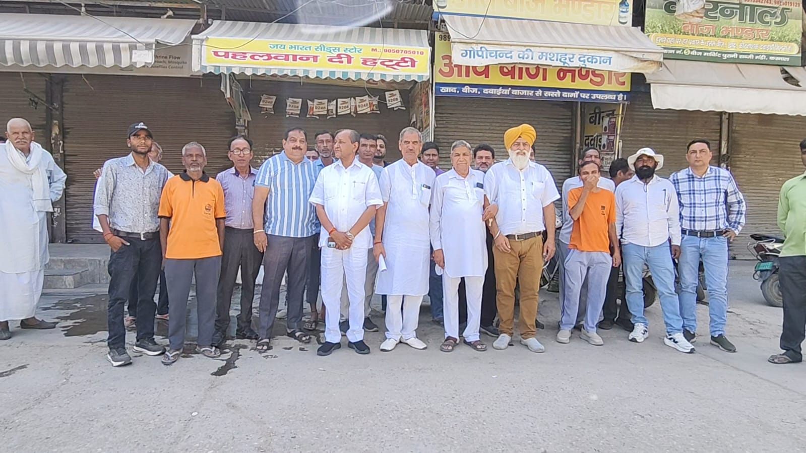 करनाल के खाद-बीज व्यापारियों का हल्ला बोल: जबरन ‘टैगिंग’ और कम मार्जिन के विरोध में जिले भर में दुकानें रहीं बंद