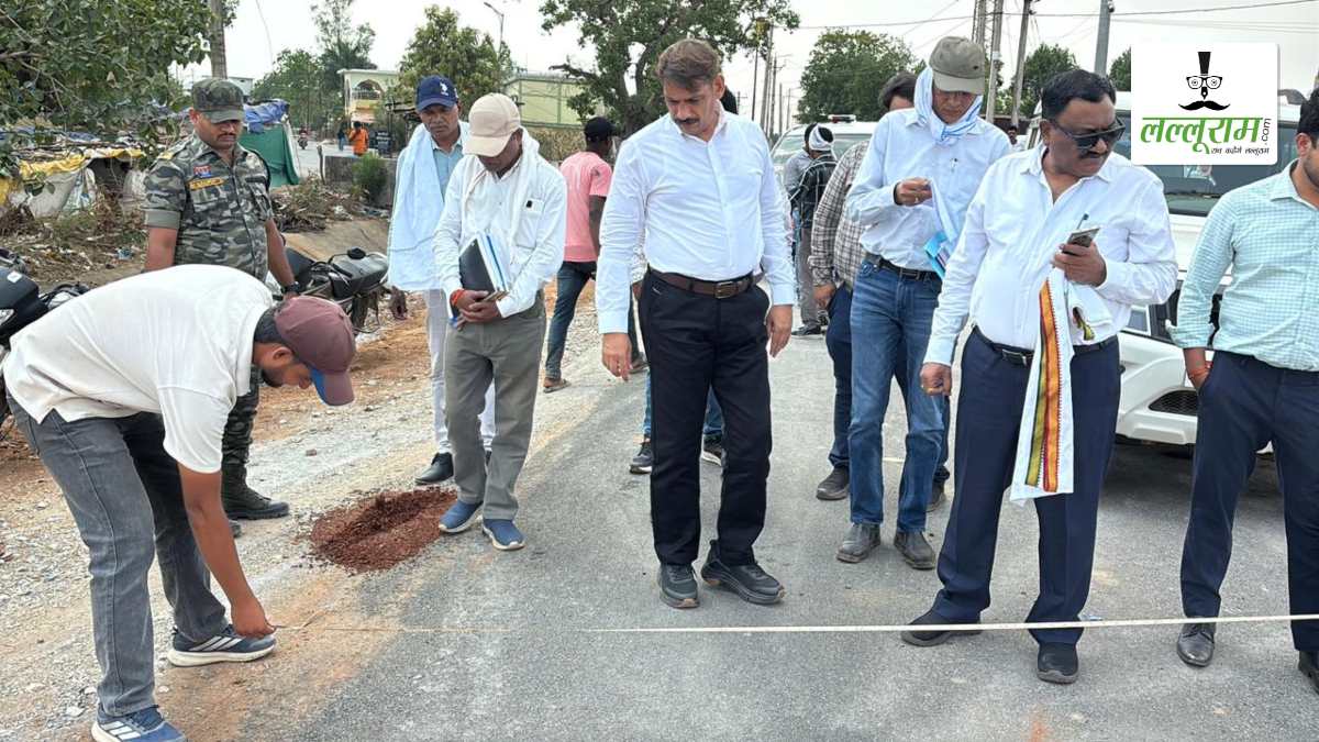 सड़क निर्माण पर कलेक्टर सख्त: 3.80 किमी रोड का किया औचक निरीक्षण, खुदाई कर परखी गुणवत्ता