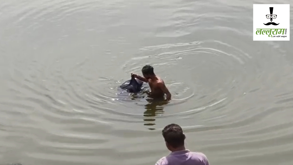 CG Dead Body Found : तालाब में युवक की तैरती मिली लाश, हादसा या कोई साजिश… पुलिस जांच में होगा खुलासा
