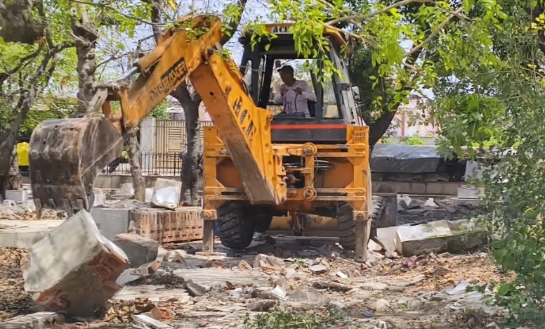 सन्निहित सरोवर पर प्रशासन की बड़ी कार्रवाई: 40 साल पुराने भोरखे JCB से हटाए, लोगों ने किया विरोध