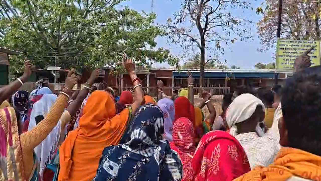 अपडेट: जमीन विवाद में हुई मौत से आक्रोशित ग्रामीण ने किया थाना-तहसील का घेराव, बुलडोजर कार्रवाई की कर रहे हैं मांग