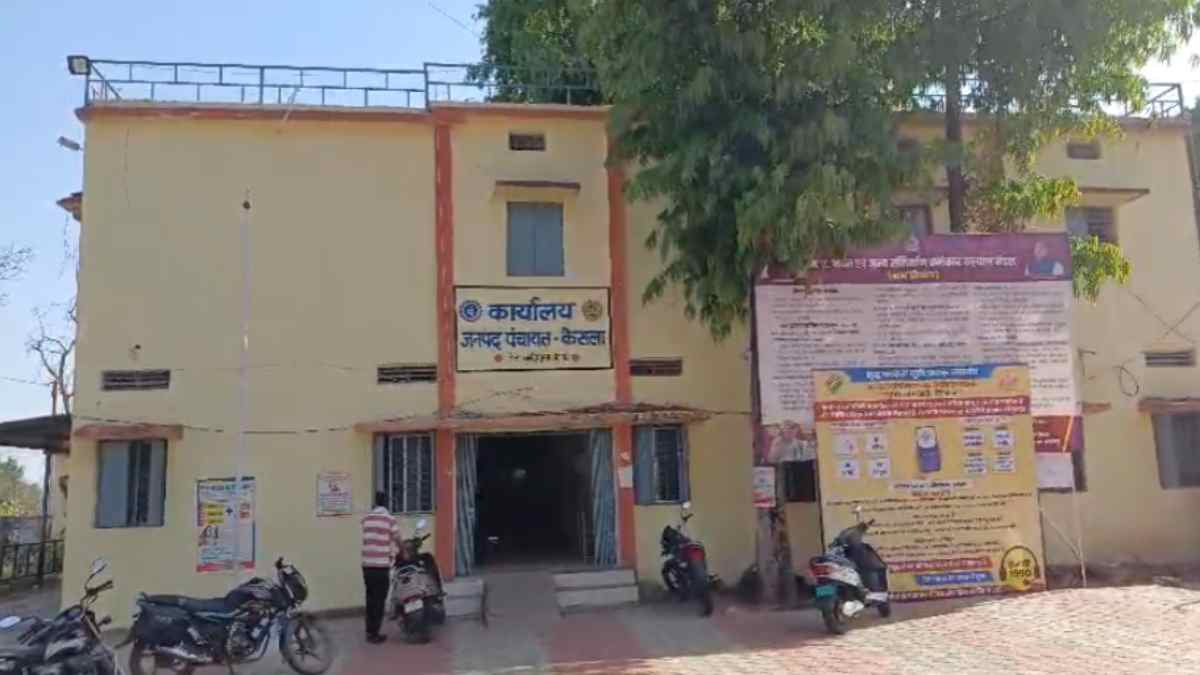 आजीविका मिशन कार्यालय में लोकायुक्त का छापा: 20 हजार की रिश्वत लेते सहायक विकासखंड प्रबंधक गिरफ्तार, क्लस्टर फेडरेशन मैनेजर समेत चपरासी भी पकड़ाए