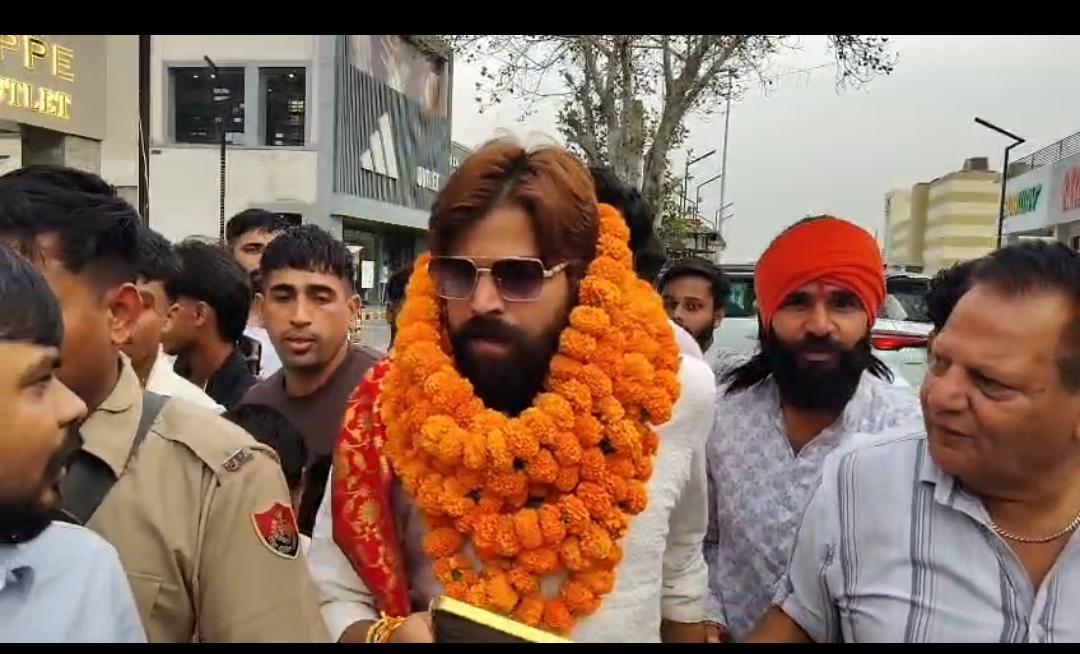 हांसी पहुंचे हरियाणवी स्टार मासूम शर्मा, समर्थकों संग देखी फिल्म ‘लाइसेंस’