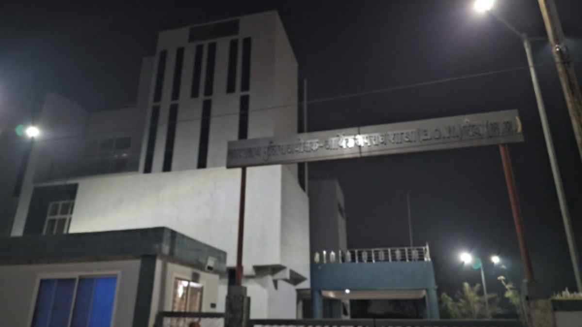 ‘डामर’ नहीं, भ्रष्टाचार बिछाया है: कागजों पर चमचमाती सड़कें दिखाकर फर्जी इनवॉइस का खेल, 18 करोड़ का महाघोटाला उजागर! EOW का बड़ा एक्शन 