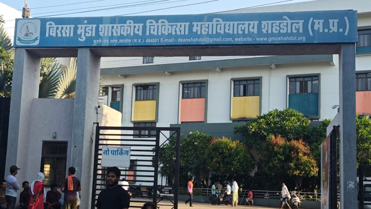 मेडिकल कॉलेज में मरीज से बदसलूकी: मोबाइल छीना, की धक्का-मुक्की, घायल तड़पता रहा, स्टाफ करता रहा बहस, वीडियो वायरल