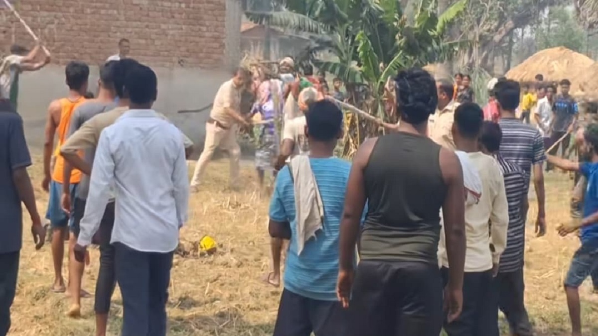 बिहार में महिला की मौत पर भारी बवाल: गुस्साई भीड़ ने पुलिस को दौड़ा-दौड़ा कर पीटा, VIDEO वायरल