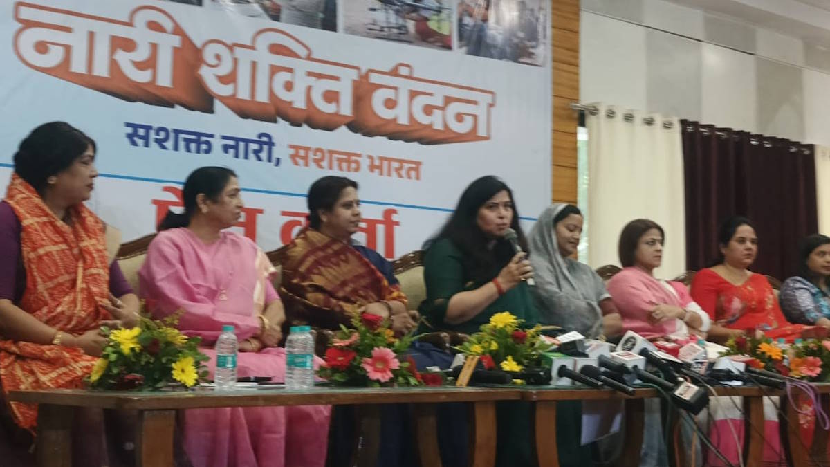 प्रेस वार्ता: महिलाओं को वोटर के तौर पर ही देखा जाता है. नारी शक्ति वंदन अधिनियम पारित होने के साथ 33 प्रतिशत आरक्षण के साथ हम नए युग में करेंगे प्रवेश – सरोज पांडेय