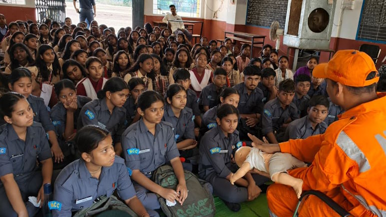 स्कूली बच्चों ने सीखी सीपीआर, सांप के डसने पर प्राथमिक उपचार के अलावा जीवन रक्षक कौशल की तकनीक, एनडीआरएफ की टीम ने दिया प्रशिक्षण…