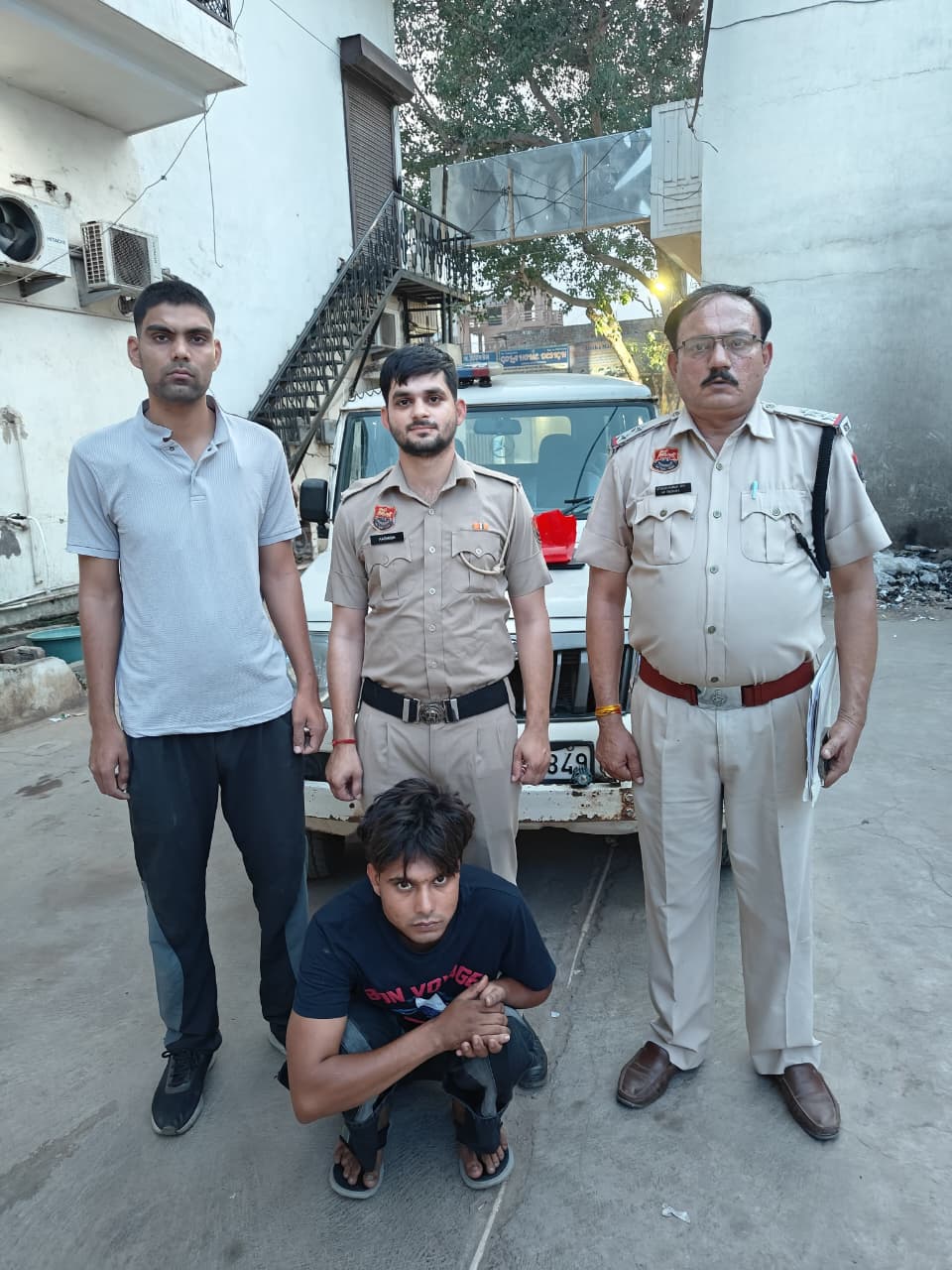 ATM बदल कर ठगी करने वाले गिरोह का भंडाफोड़: आरोपी के पास से 15 बैंकों के 44 कार्ड बरामद, ऐसे देता था वारदात को अंजाम