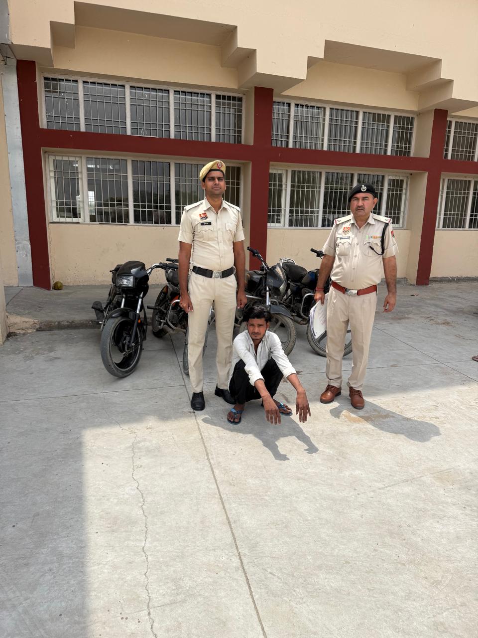 मोटरसाइकिल चोरी कर फिरौती वसूलने वाला आरोपी गिरफ्तार, 5 वाहन बरामद