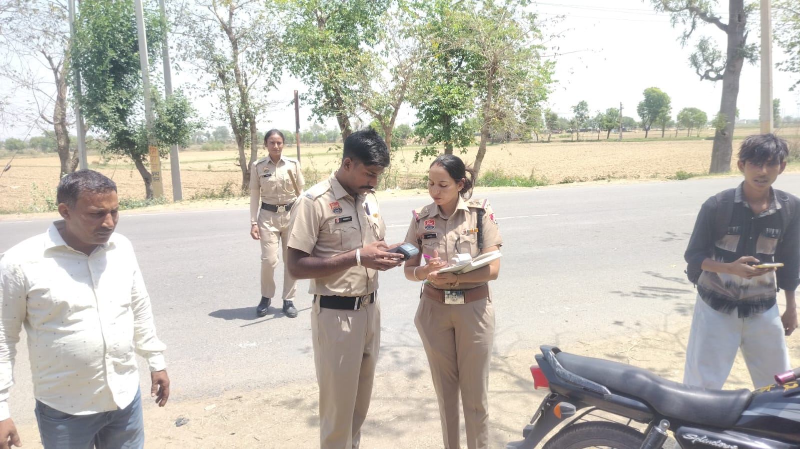 नूंह में महिला थाना पुलिस का सख्त एक्शन: बिना हेलमेट और सीट बेल्ट वालों की अब खैर नहीं