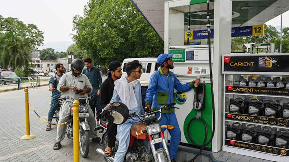 लोगों के गुस्से के बाद पाकिस्तान ने पेट्रोल की कीमत घटाकर 378 रुपए की, डीजल की कीमत को रखा यथावत…