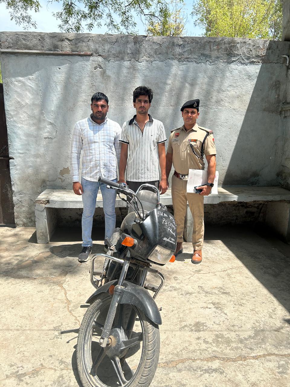 Palwal News: कोर्ट परिसर से बाइक चोरी करने वाला शातिर चोर गिरफ्तार, पुलिस ने बरामद की स्प्लेंडर