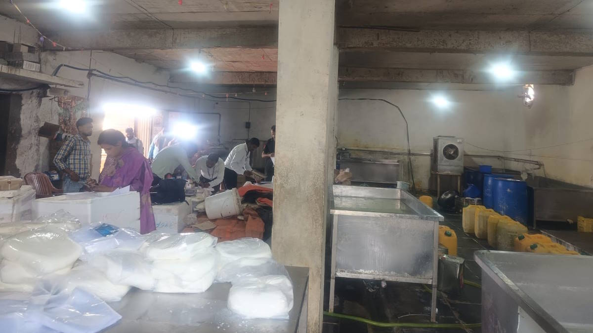 मक्खियों से भिनभिनाती टंकी में बना रहा था पनीर, 520 किलो पनीर जब्त कर खाद्य विभाग ने किया नष्ट, KLP Dinch & Milk Products में जड़ा ताला…