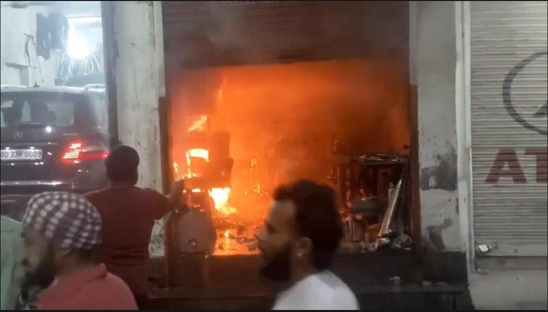 पानीपत में ऑटो मोबाइल दुकान धूं-धूं कर जली, 3 बाइक राख—लाखों का नुकसान