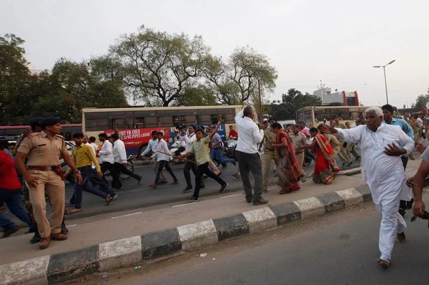 महेसाणा में चुनाव से पहले भड़की हिंसा : BJP-कांग्रेस समर्थकों में झड़प, खूब चले लाठी-डंडे; एक शख्स मौत