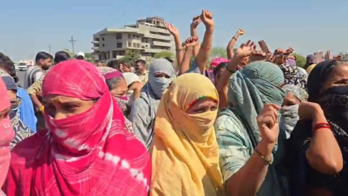 बायो स्पंज कंपनी में श्रमिकों की हड़ताल: मिनिमम वेजेस, मैनपावर समेत इन मांगों को लेकर प्रदर्शन, कहा- कम कर्मचारियों पर ज्यादा दबाव